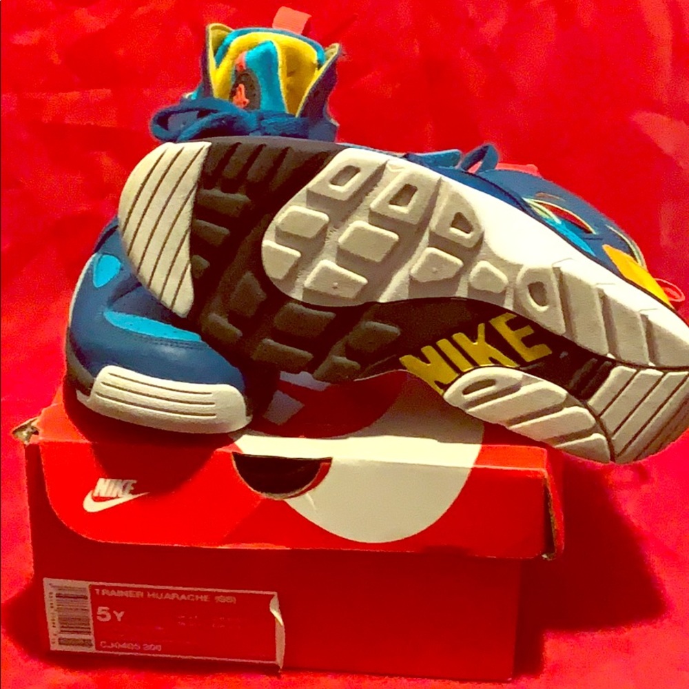 Boy Nike huarache trainers